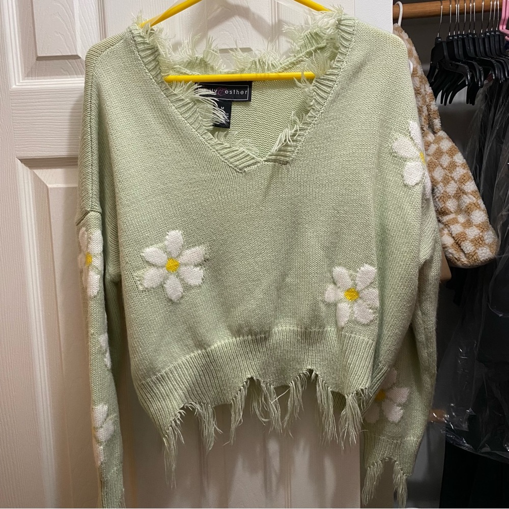 Green daisy sweater 💚🌼